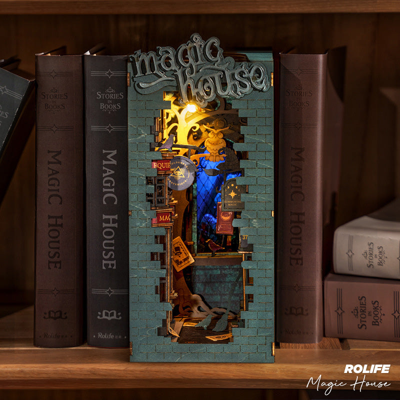Magic House - Book Nook from Rolife