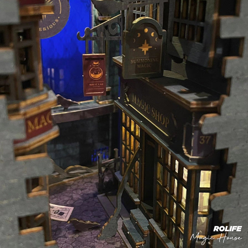 Magic House - Book Nook from Rolife